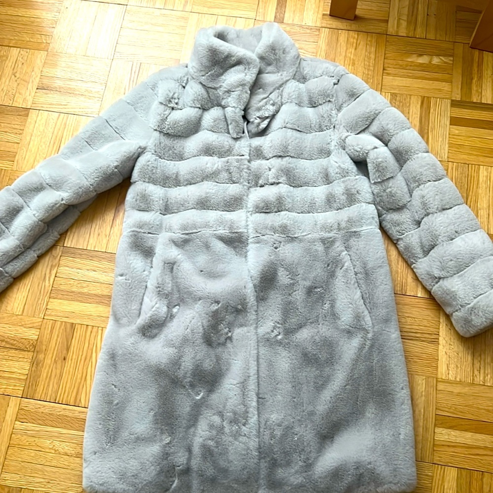 Like new Jones New York faux fur coat in silver/grey